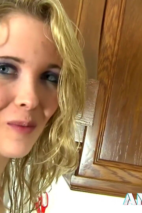 Sarışın orta yaşlı seksi kadın Cristal Rose mutfakta dövmeli bir amcıkla sikişiyor