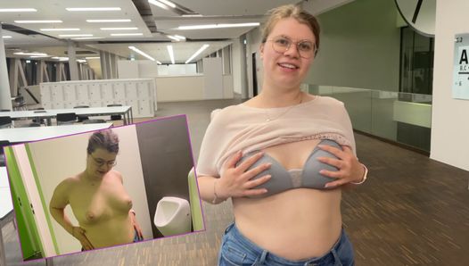 Estudiante gordita con culo de burbuja follada y embarazada en el baño de hombres de la universidad!!