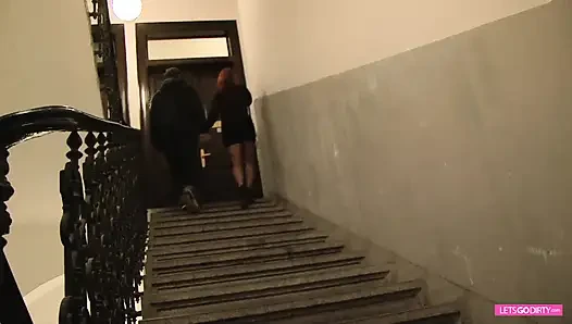 Kızıl saçlı sürtük oğluyla edepsiz sikişiyor ve götünde takma yarakla oynuyor