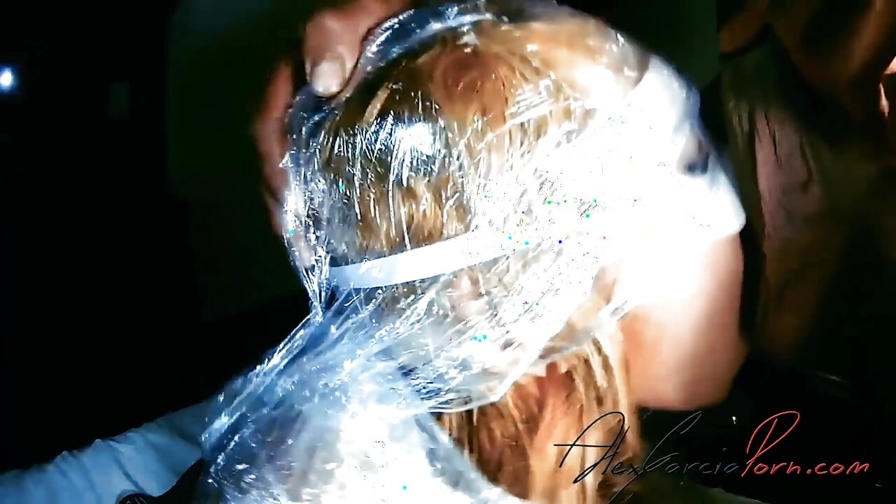אישה רזה עטופה בניילון ומזדיינת בחורים - פורנו בספרדית