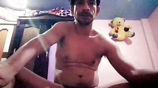Indische jongen masturbeert hard