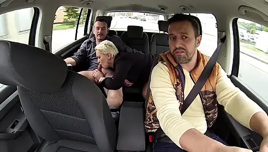 Sexy mollige blondine abgeholt und im freien anal gefickt