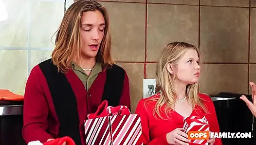 Die Familie wird auf eine geile Weihnachtsorgie vorbereitet. super heiße hardcore-porno!