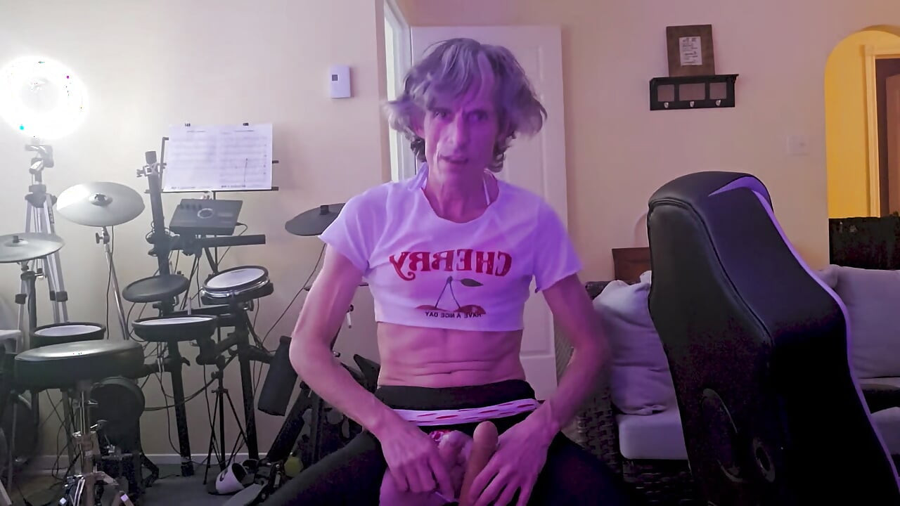 Sexyfilomena अपना घर का काम करती है और मस्ती करती है