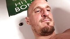 L'ex militare si è rilassato in webcam con il suo enorme cazzo e il suo culo caldo