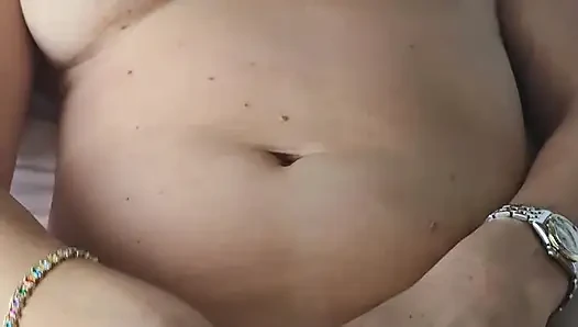 Milf dehnt ihre muschi weit offen, damit er sein sperma tief in sie schießen kann