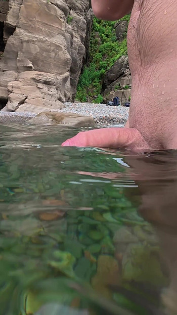 Spectacular moment from "A grown man swims naked in the sea"
