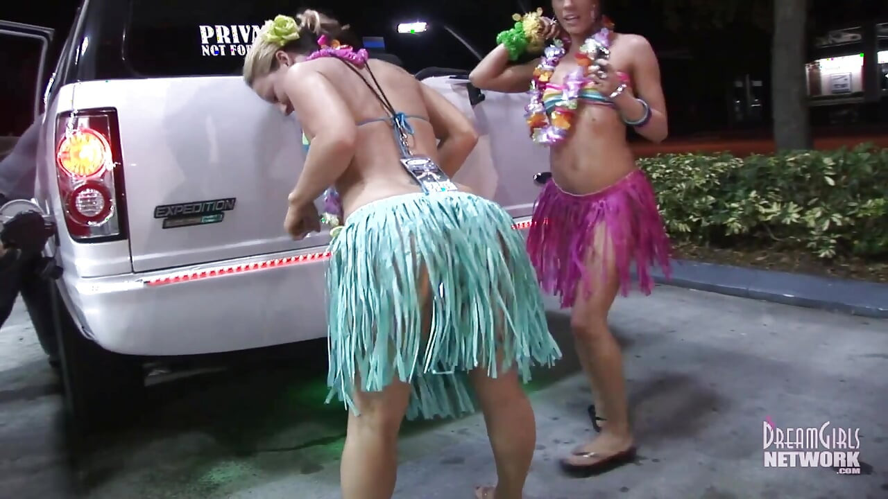 Devojke sa žurke obučene za Luau se skidaju gole u limuzini