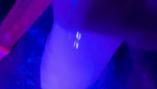 Течет в сеть чернокожая богиня: неон-стринги и сквирт дилдо