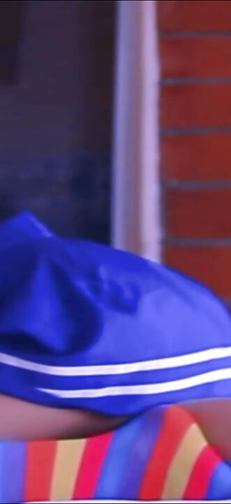 Uniform på og vil have mere: Skolepige hopper på sin stedbror efter skole.