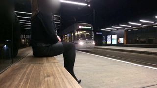 Crossdresser wichst draußen an einer Tram-Station