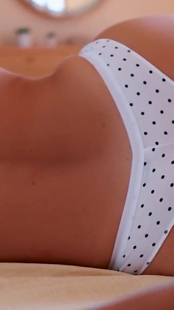 A megosztás törődés - A szobatársam meg akarta osztani az ágyat éjszakára | 1. klip