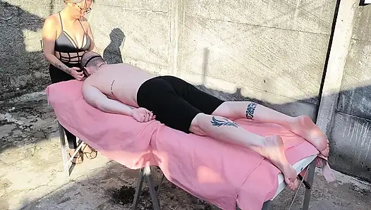 Ateşli sarışınla açık havada çıplak masaj