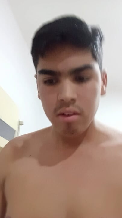 Паренек показывает свою задницу перед камерой