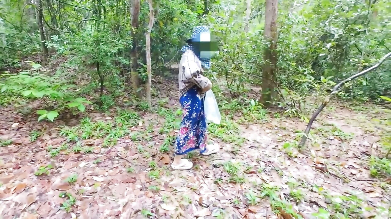 Thai Teenagers get Lost in the Forest and get Horny, so they have Sex.
