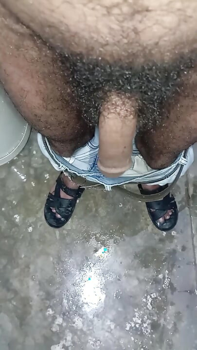 큰 자지 털이 무성한 인도 남자가 공중 화장실에서 정액을 빼먹어 맛있는 정액