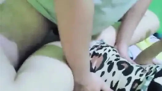Die enge muschi meiner süßen freundin hart ficken und in sie kommen.