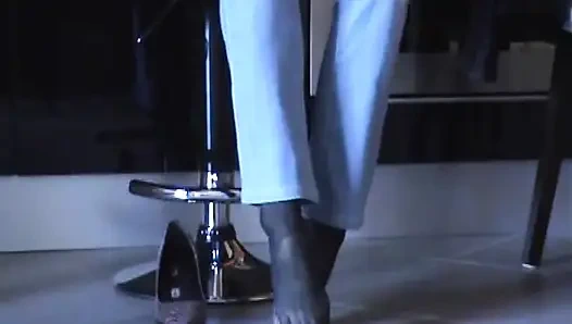 Schuhspiel in schwarzer strumpfhose und rosa pumps