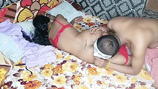 Pertama kali ngentot adik tiri dan saudara tirinya untuk pertama kali, seks anal hindi