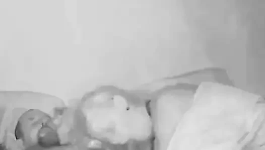 Onun sert yarağını hissettim ve yapmam gerekenleri hissettim.