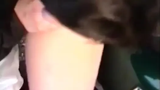 Bir çift taksinin arkasında sikişmeyi teklif etti!