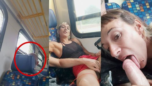 A barátom maszturbál, én pedig szopom a farkát, miközben emberekkel utazom a vonaton