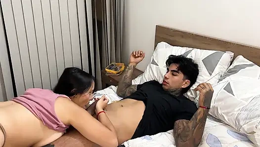 Пышная девушка трахает мужа своей лучшей подруги