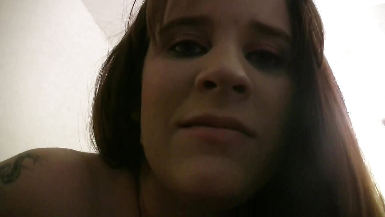 낯선 사람의 자지를 빨아주는 어린 문신 소녀