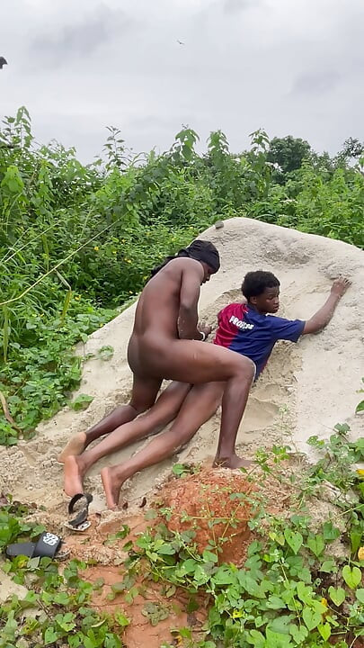 Two big Africans daddies fuck a young twinks outdoor