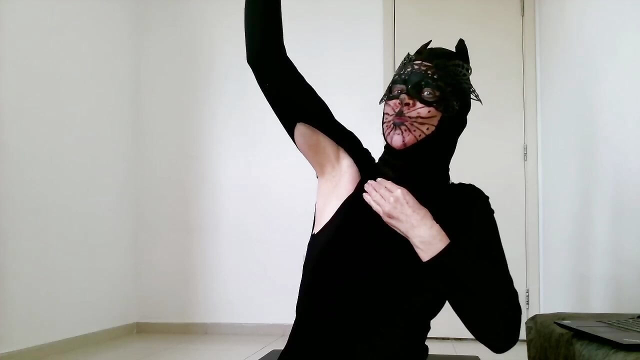 Koltuk altı oyunu heyecanlandırmanın ve ereksiyon olmanın çok güzel yollarını gösteriyor