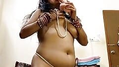 Hintli ateşli bayan seks oyuncağıyla seks yapıyor - ateşli göğüsler, meme uçları ve sıkı amcık