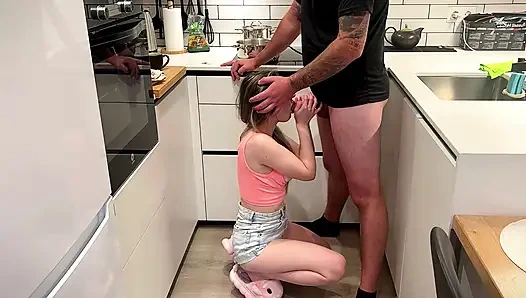 Мачеха удивляет пасынка минетом на кухне!