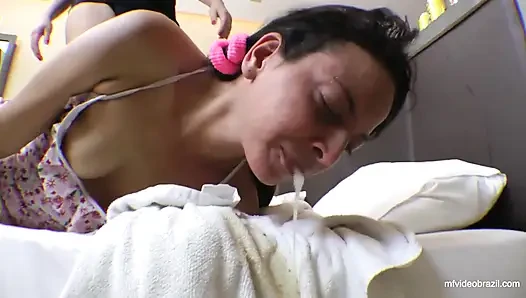 Penghinaan lesbian tante seksi dengan kaki yang berbahaya