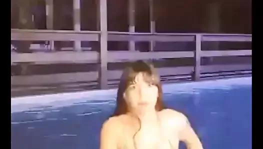 Brunella en la piscina