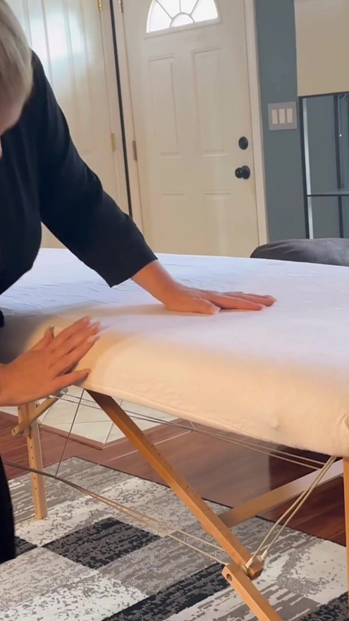 Curvy Mature MILF Danni Jones Gets a Home Visit From Her Masseuse