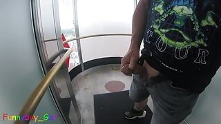 In einem öffentlichen, durchsichtigen Außenaufzug im 13. Stock wichse ich sehr riskant meinen Schwanz.