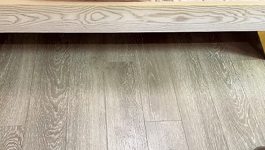 Ol yatakta zorlanıyor, sarkan bacaklar orgazmı