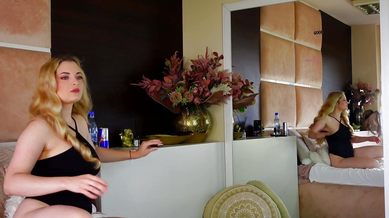 섹시한 솔로 장면에서 보지를 보여주는 Luxa Cole