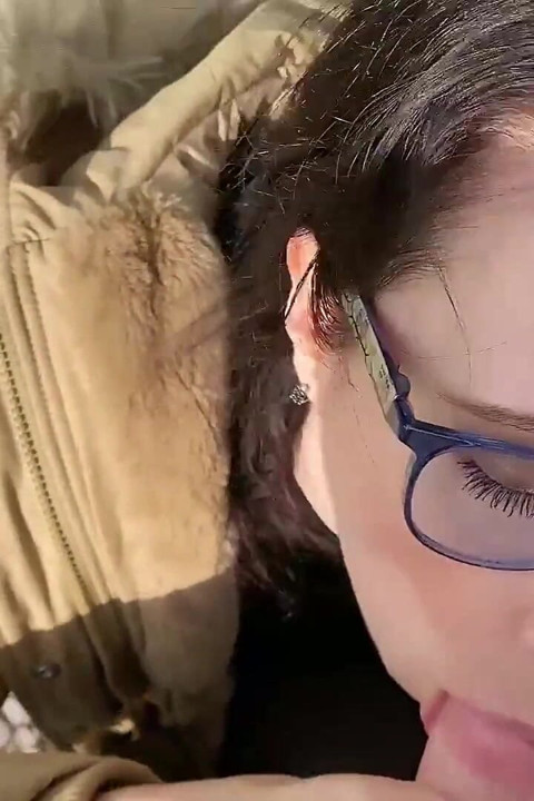 זר מפתיע אותי בזמן שאני מצלם ומתפוצץ