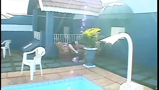 Edepsiz fahişe yarak emiyor ve açık havada anal sikişiyor