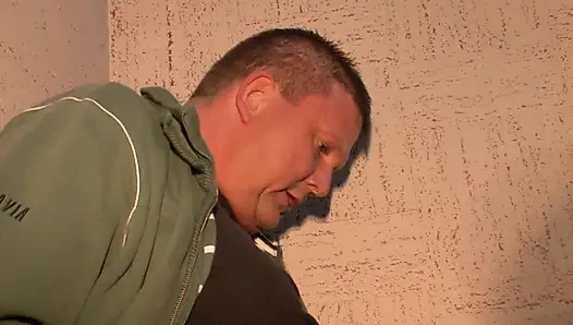 Возбужденная зрелая красотка трахает пальцами ее мокрую киску с пожилым любовником