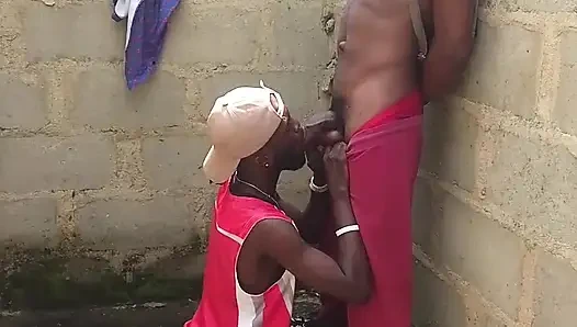 Üvey babam beni yakaladı ve amımı daha sert sikiyor