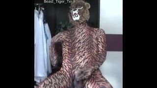 Zentai tigre masturbando