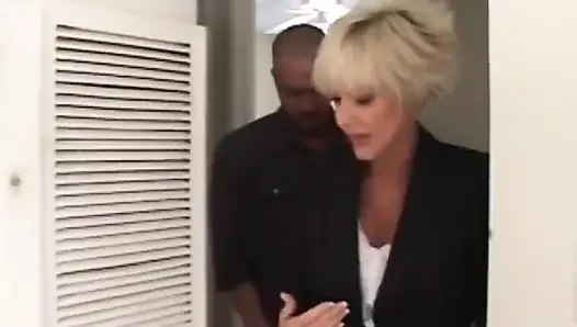 Olgun cara lott göğüsleriyle kanepede sikişiyor