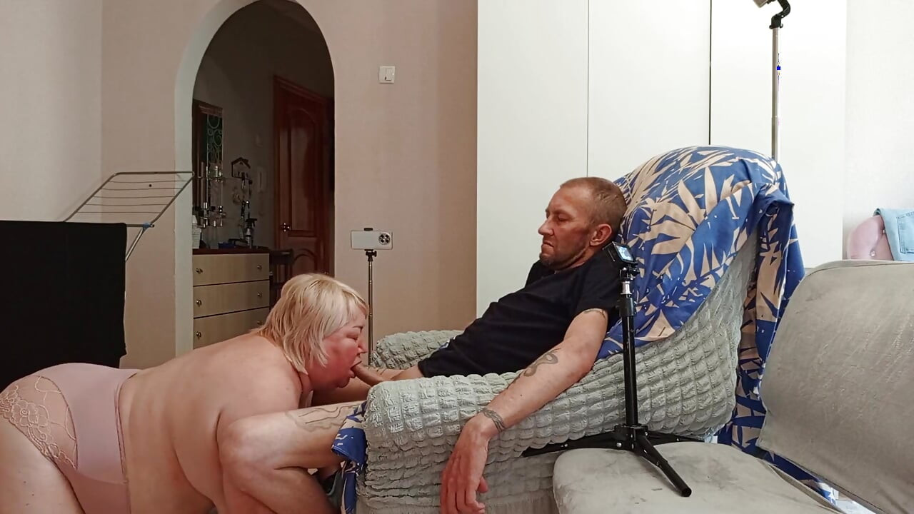 Masturbando una polla y dando una mamada a un amigo hasta que se corre