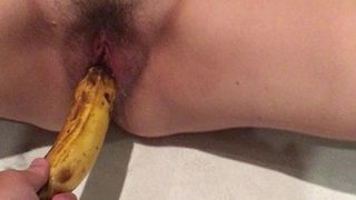 Esposa asiática jugando con banana