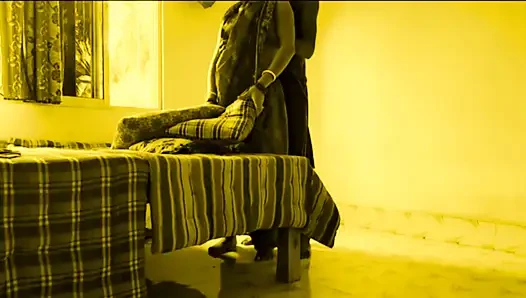 Devar si tante seksi ngentot memek sempit tante seksi ini saat lagi melipat kain sosis di rumah.