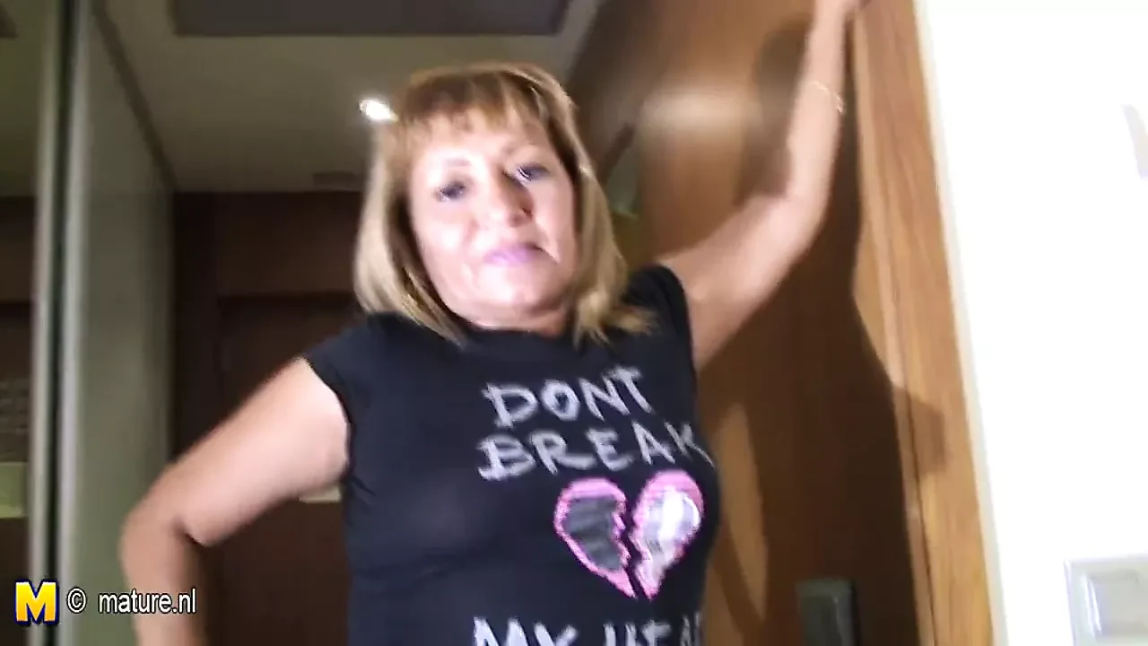 Real amateur mature stepmom loves to jerk off