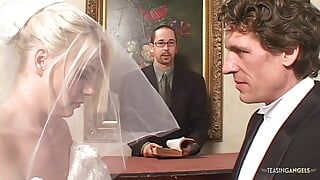 Невесту с завязанными глазами удивляют два твердых члена сразу
