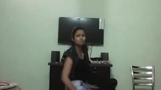 Une pute indienne danse